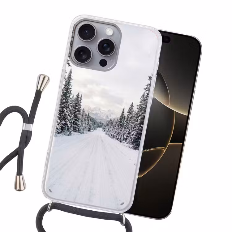 Weg - Sneeuw - Naaldbos - Winter - Avontuurlijk Hoesje iPhone 16 Pro Max met koord klein -sfeer1