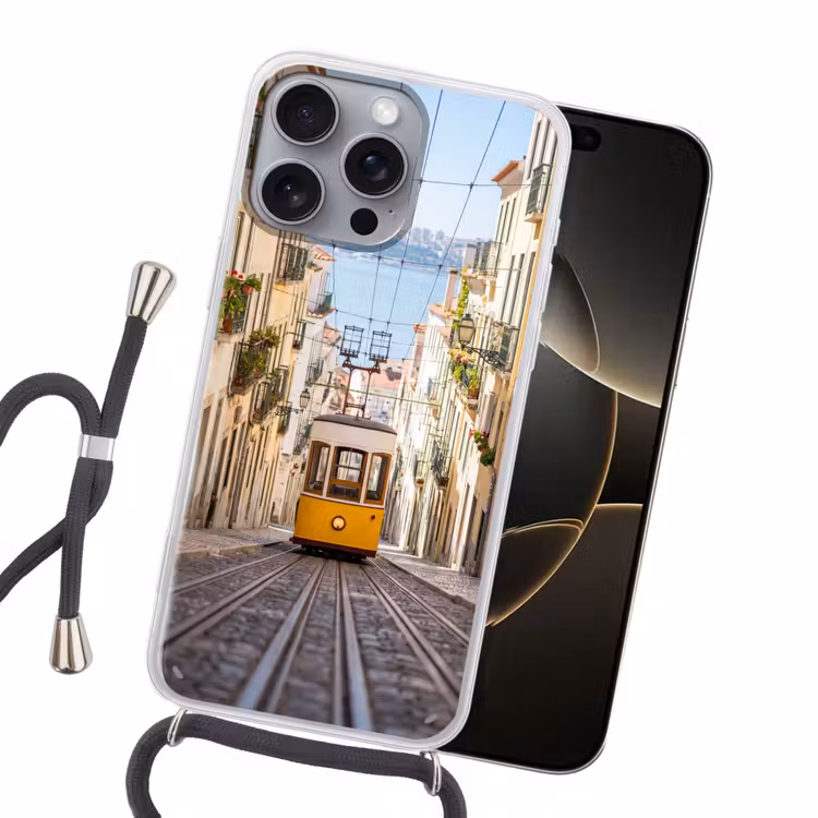 Tram - Straat - Stad - Architectuur - Geel Hoesje iPhone 16 Pro Max met koord klein -sfeer1