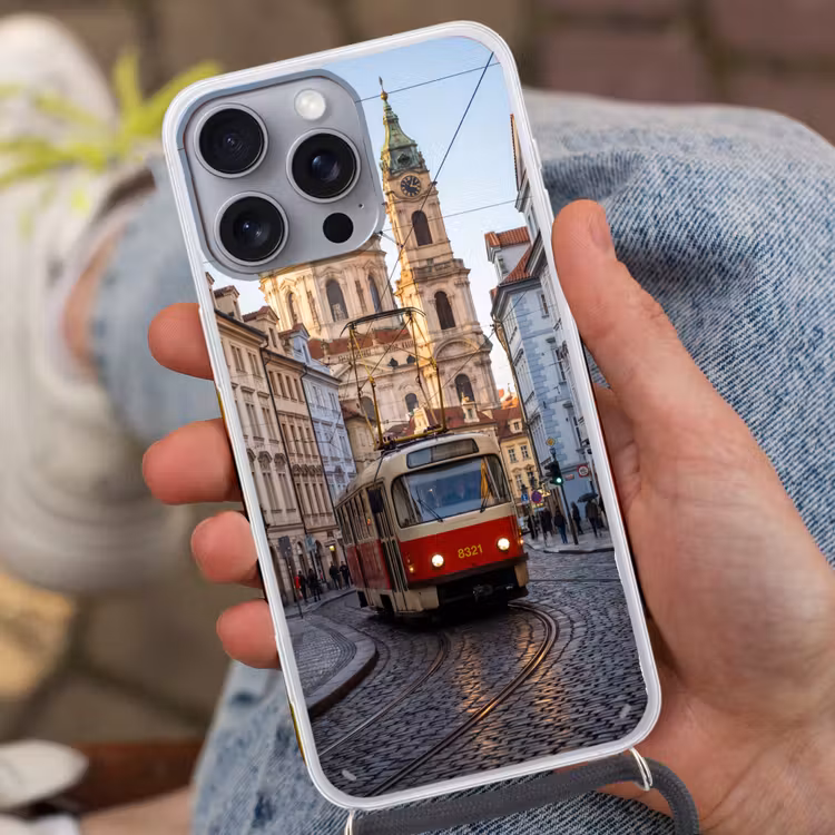 Tram - Straat - Stadsgezicht - Klassiek - Rood Hoesje iPhone 16 Pro Max met koord klein -sfeer3