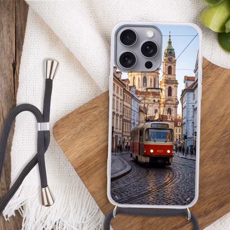 Tram - Straat - Stadsgezicht - Klassiek - Rood Hoesje iPhone 16 Pro Max met koord klein -sfeer4