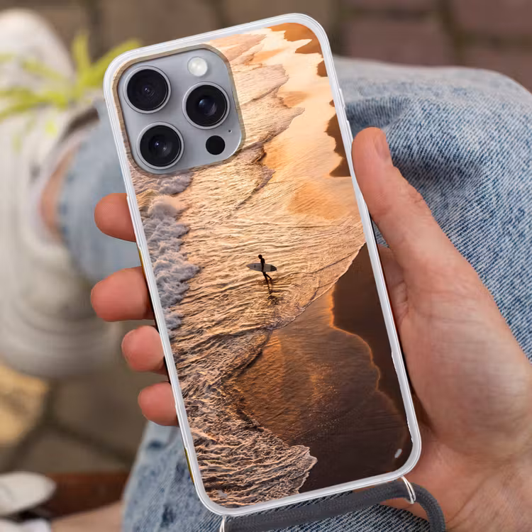 Surfer - Strand - Zonsondergang - Oceaan - Goud Hoesje iPhone 16 Pro Max met koord klein -sfeer3