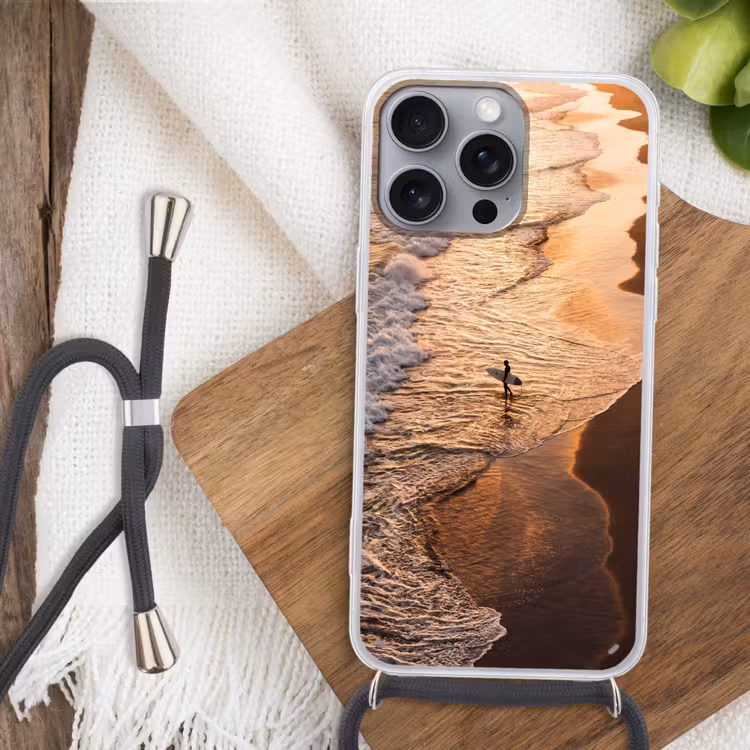 Surfer - Strand - Zonsondergang - Oceaan - Goud Hoesje iPhone 16 Pro Max met koord klein -sfeer4