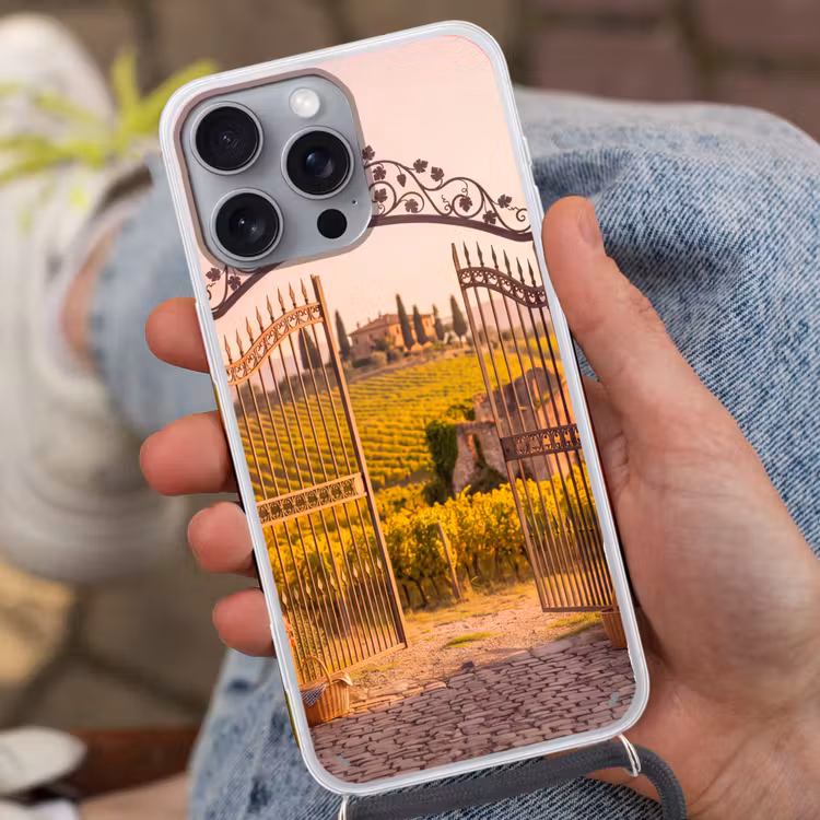 Poort - Landschap - Platteland - Zonlicht - Warm Hoesje iPhone 16 Pro Max met koord klein -sfeer3