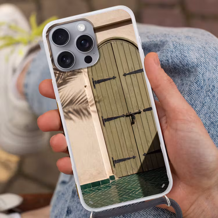 Deur - Hout - Architectuur - Groen - Rustiek Hoesje iPhone 16 Pro Max met koord klein -sfeer3