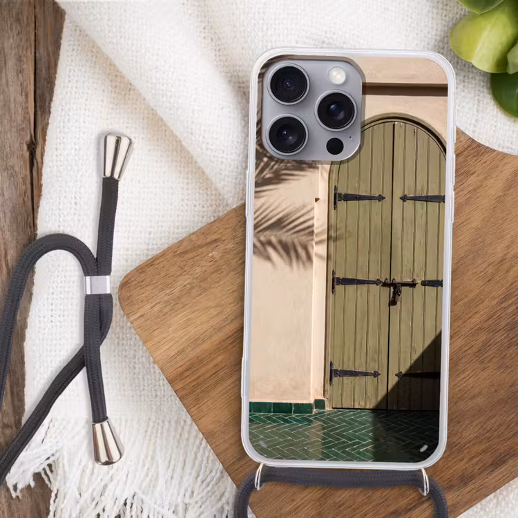 Deur - Hout - Architectuur - Groen - Rustiek Hoesje iPhone 16 Pro Max met koord klein -sfeer4