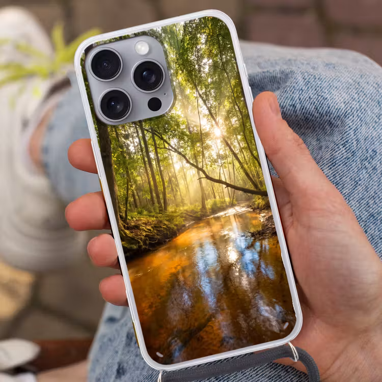 Bos - Beek - Zonlicht - Natuur - Groen Hoesje iPhone 16 Pro Max met koord klein -sfeer3