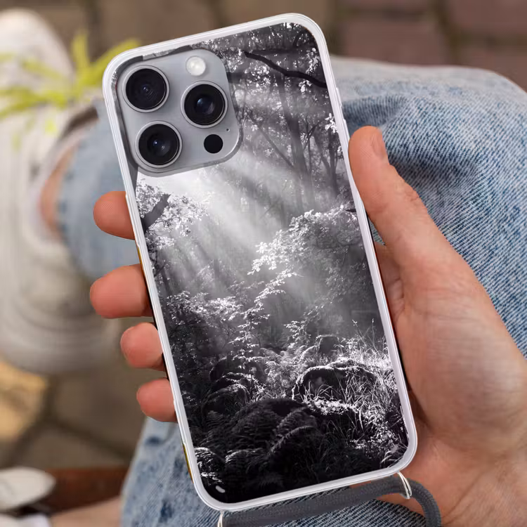 Bos - Lichtstralen - Natuur - Zwart-wit Hoesje iPhone 16 Pro Max met koord klein -sfeer3