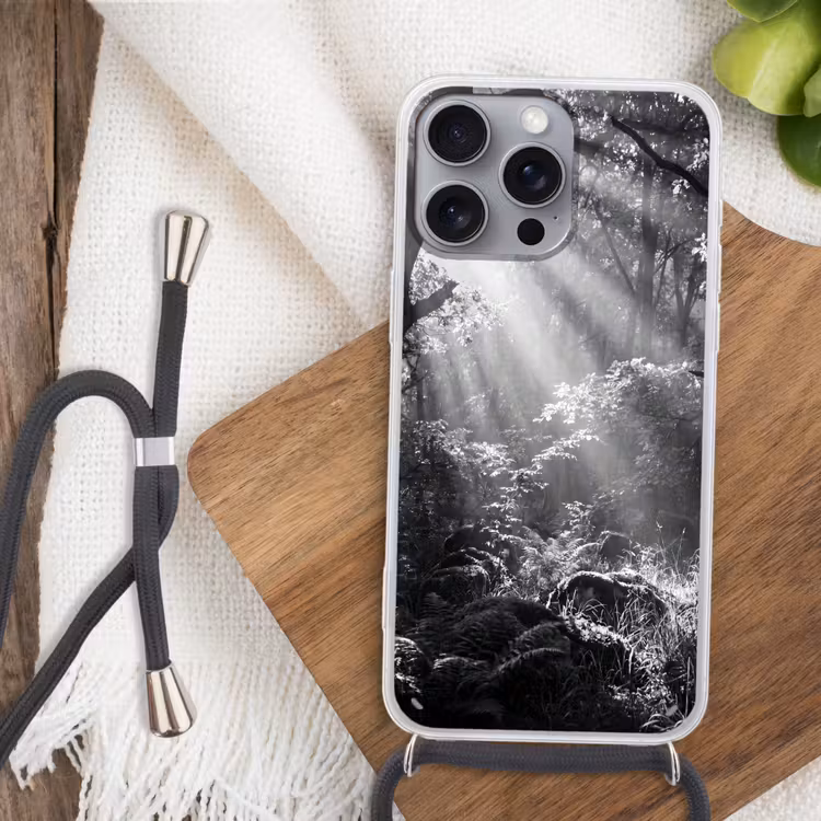 Bos - Lichtstralen - Natuur - Zwart-wit Hoesje iPhone 16 Pro Max met koord klein -sfeer4