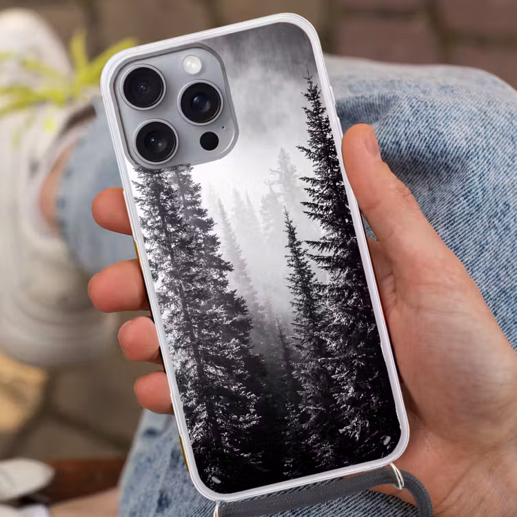 Bos - Mist - Winter - Monochroom - Natuur Hoesje iPhone 16 Pro Max met koord klein -sfeer3