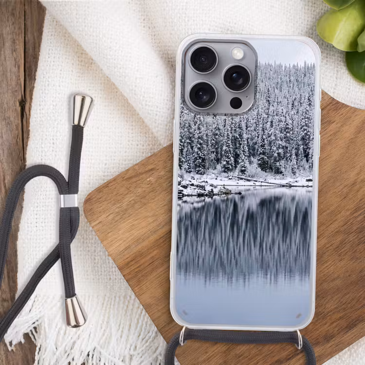 Bos - Reflectie - Meer - Winter - Serene Hoesje iPhone 16 Pro Max met koord klein -sfeer4