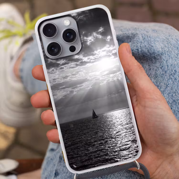 Water - Boot - Lucht - Natuur - Zwart-wit Hoesje iPhone 16 Pro Max met koord klein -sfeer3