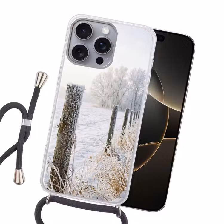 Hek - Sneeuw - Mist - Platteland - Nostalgisch Hoesje iPhone 16 Pro Max met koord klein -sfeer1