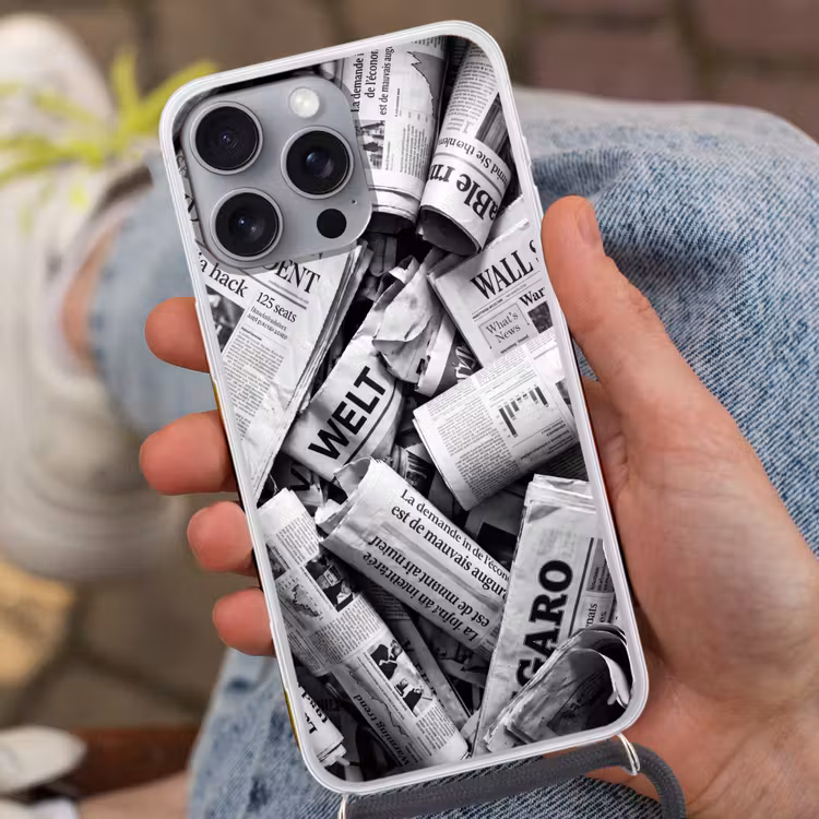 Krant - Stapel - Nieuws - Zwart-wit Hoesje iPhone 16 Pro Max met koord klein -sfeer3