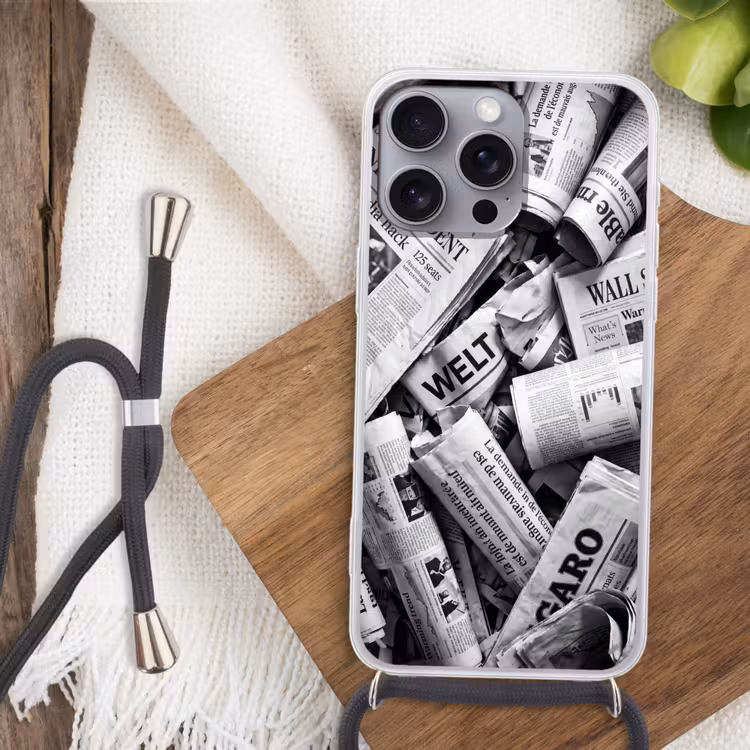 Krant - Stapel - Nieuws - Zwart-wit Hoesje iPhone 16 Pro Max met koord klein -sfeer4