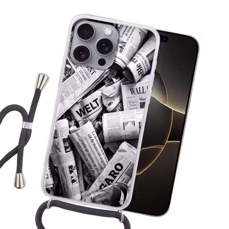 Krant - Stapel - Nieuws - Zwart-wit Hoesje iPhone 16 Pro Max met koord klein -sfeer1