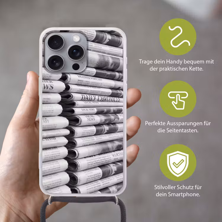 Krant - Stapel - Nieuws - Zwart-wit - Media Hoesje iPhone 16 Pro Max met koord klein -sfeer2_DE