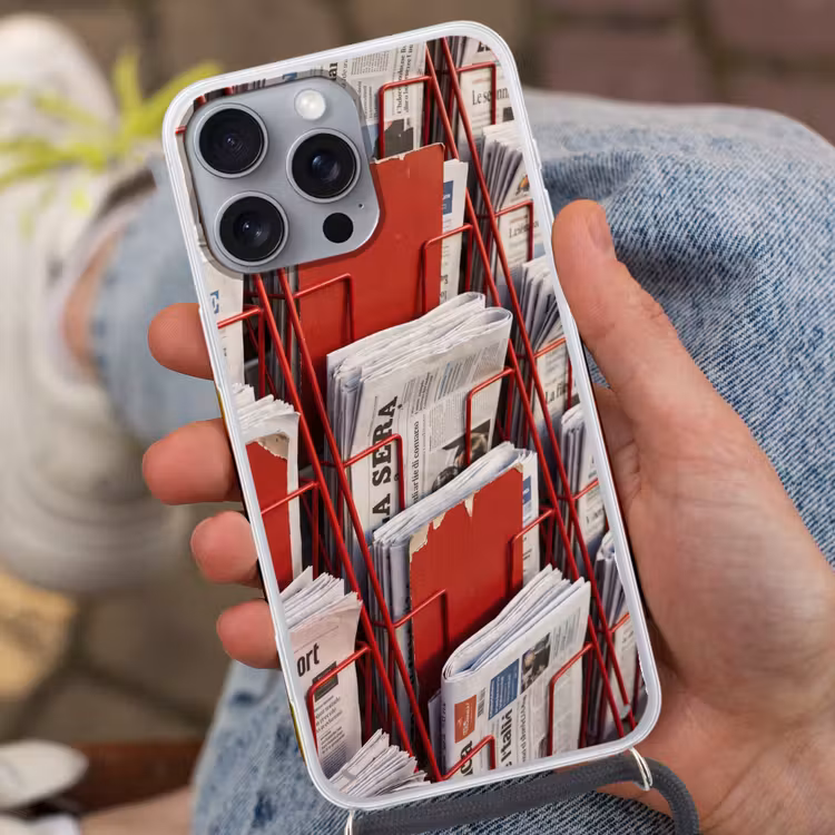 Kranten - Rek - Stedelijk - Dagelijks leven - Rood Hoesje iPhone 16 Pro Max met koord klein -sfeer3