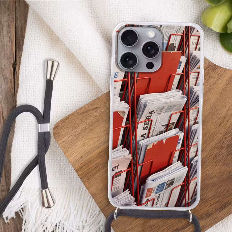 Kranten - Rek - Stedelijk - Dagelijks leven - Rood Hoesje iPhone 16 Pro Max met koord klein -sfeer4