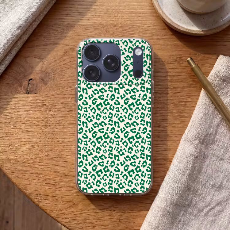 Panterprint - Groen - Beige - Dierenprint Telefoonhoesje iPhone 17 Pro klein -sfeer1