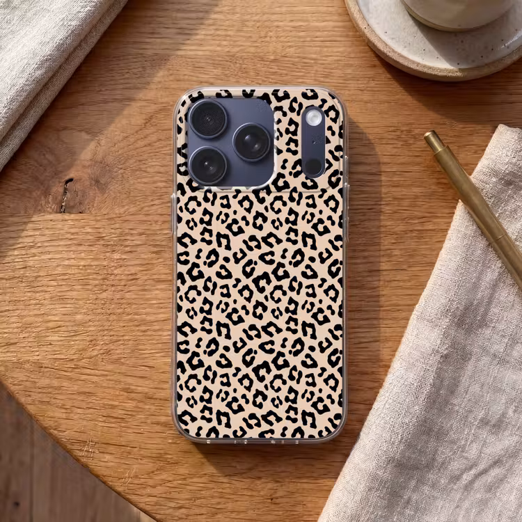Panterprint - Zwart - Bruin - Dierenprint Telefoonhoesje iPhone 17 Pro klein -sfeer1