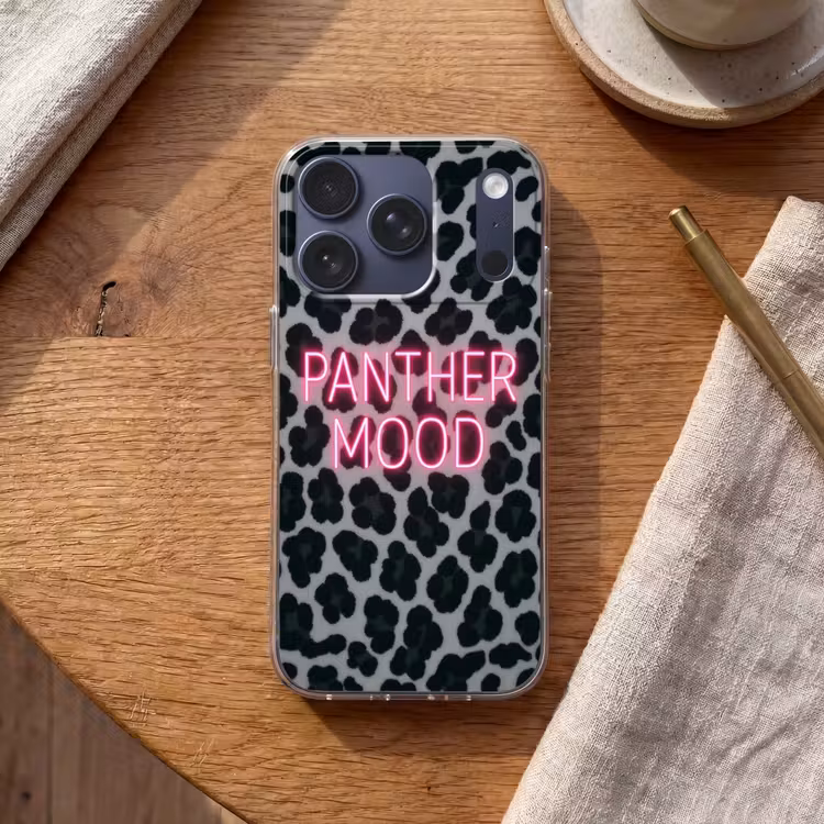 Panterprint - Zwart - Neonletters - Roze Telefoonhoesje iPhone 17 Pro klein -sfeer1