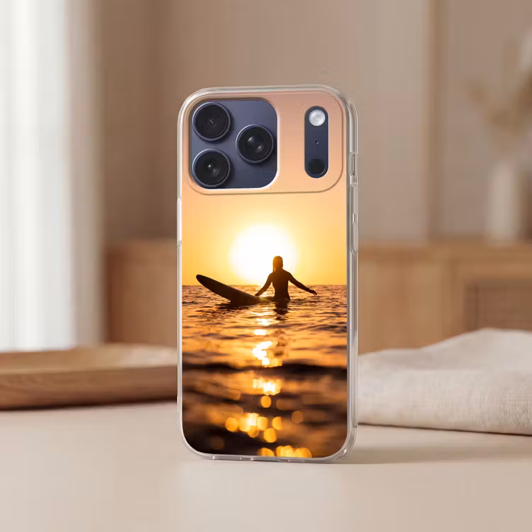 Persoon - Surfen - Zonsondergang - Zee - Oranje Telefoonhoesje iPhone 17 Pro klein -sfeer2