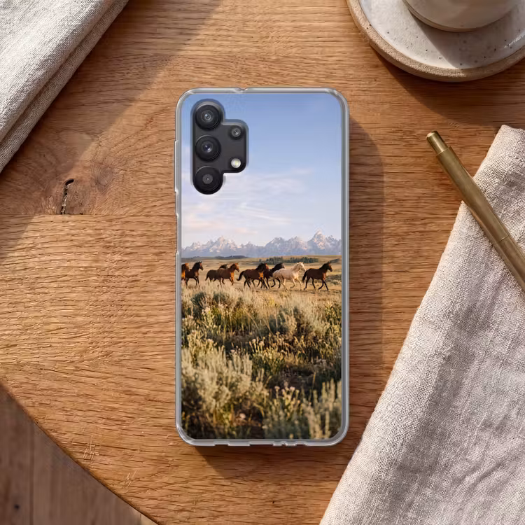 Paarden - Kudde - Bergen - Vrijheid - Wild Telefoonhoesje Samsung Galaxy A32 5G klein -sfeer1