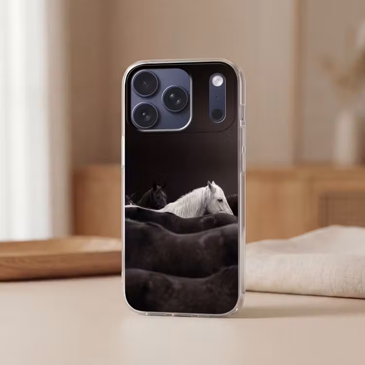 Paarden - Zwart - Wit - Kudde Telefoonhoesje iPhone 17 Pro klein -sfeer2