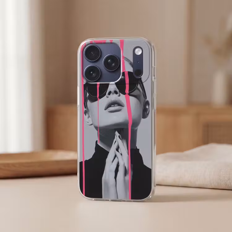 Portret - Vrouw - Zonnebril - Verfdruppels Telefoonhoesje iPhone 17 Pro klein -sfeer2