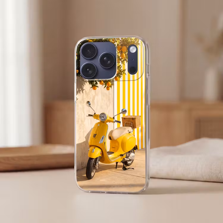 Scooter - Natuur - Zomer - Geel - Mediterraan Telefoonhoesje iPhone 17 Pro klein -sfeer2