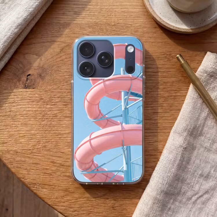 Glijbaan - Waterpark - Spiraal - Modern - Roze Telefoonhoesje iPhone 17 Pro klein -sfeer1