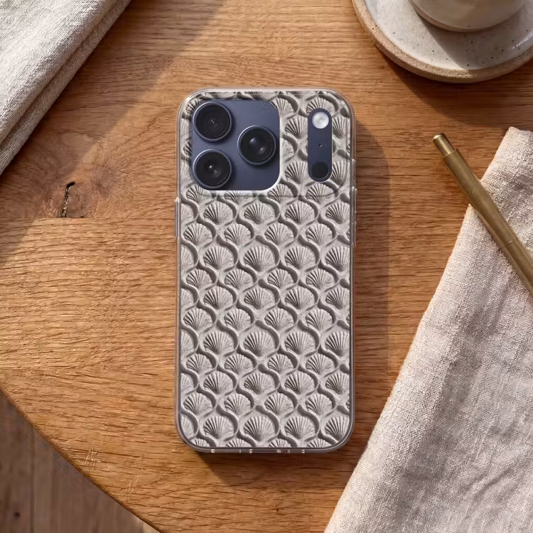 Zand - Schelpenvorm - Grijs Telefoonhoesje iPhone 17 Pro klein 878 -sfeer1