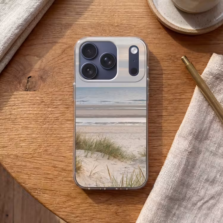 Zandstrand - Bewolkt - Duinen Telefoonhoesje iPhone 17 Pro klein -sfeer1