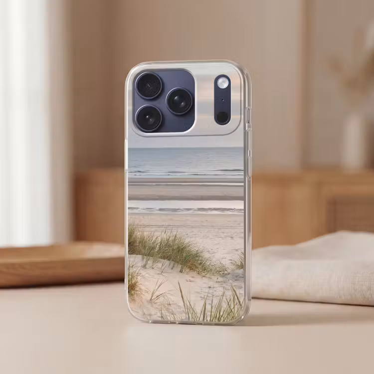 Zandstrand - Bewolkt - Duinen Telefoonhoesje iPhone 17 Pro klein -sfeer2