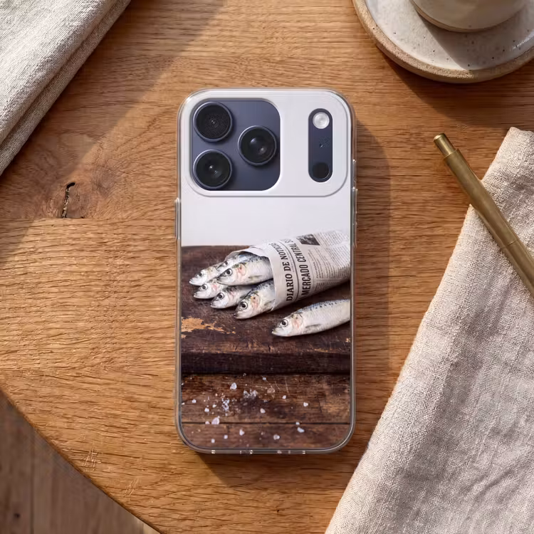 Handyhülle - Sardine – Zeitung – Schneidebrett - Sardientje - krant - snijplank Telefoonhoesje iPhone 17 Pro klein