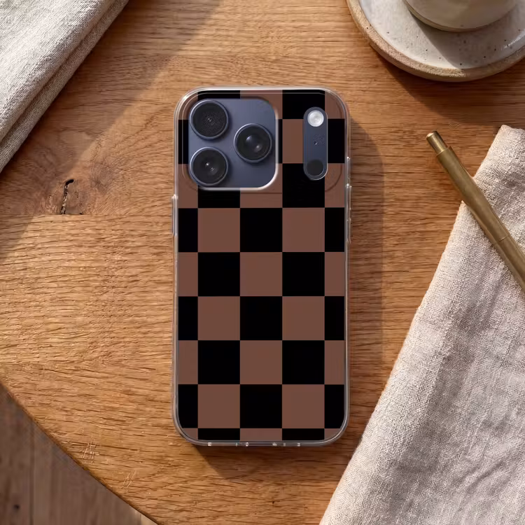 Schaakbord print - Bruin - Zwart - Blokjes Telefoonhoesje iPhone 17 Pro klein -sfeer1