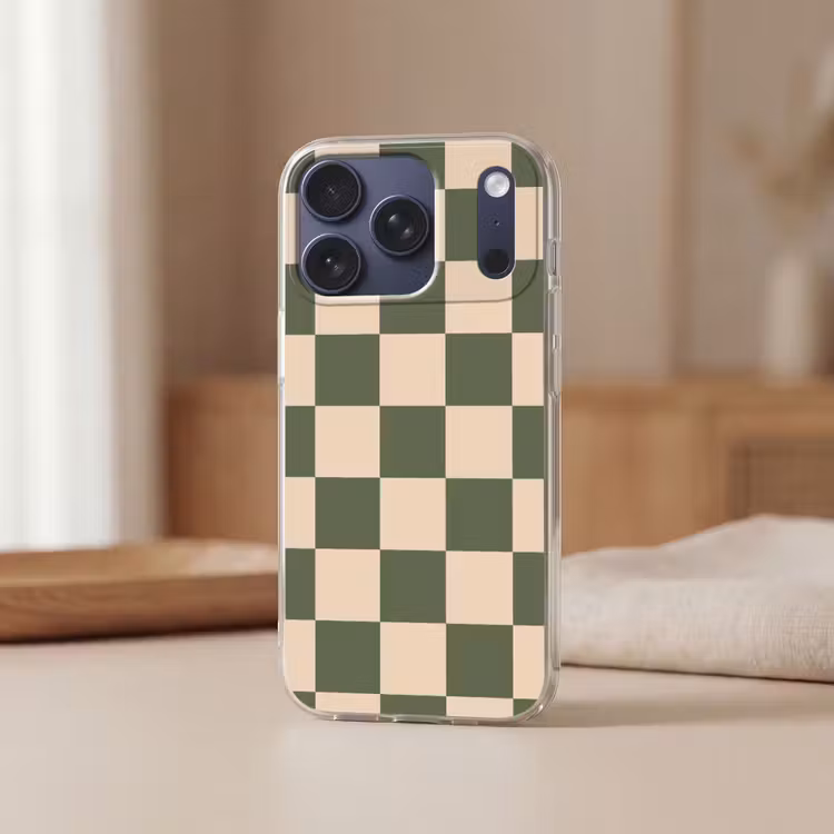 Schaakbord print - Groen - Beige - Blokjes Telefoonhoesje iPhone 17 Pro klein -sfeer2