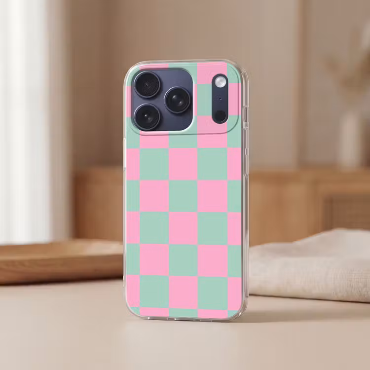 Schaakbord patroon - Groen - Roze - Blokjes Telefoonhoesje iPhone 17 Pro klein -sfeer2