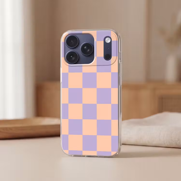 Schaakbord patroon - Paars - Roze - Blokjes Telefoonhoesje iPhone 17 Pro klein -sfeer2