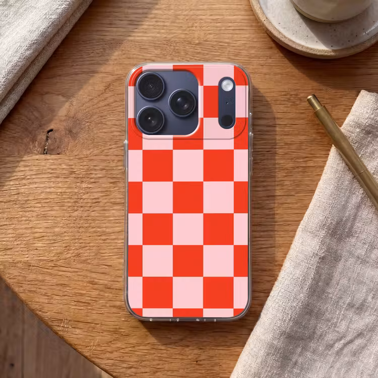 Schaakbord patroon - Rood - Roze - Blokjes Telefoonhoesje iPhone 17 Pro klein -sfeer1