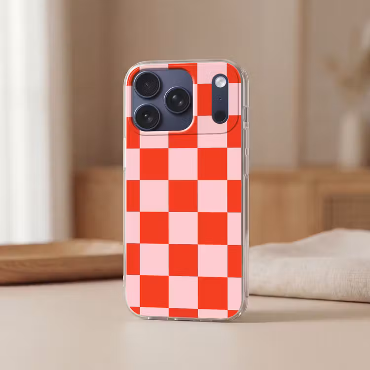 Schaakbord patroon - Rood - Roze - Blokjes Telefoonhoesje iPhone 17 Pro klein -sfeer2