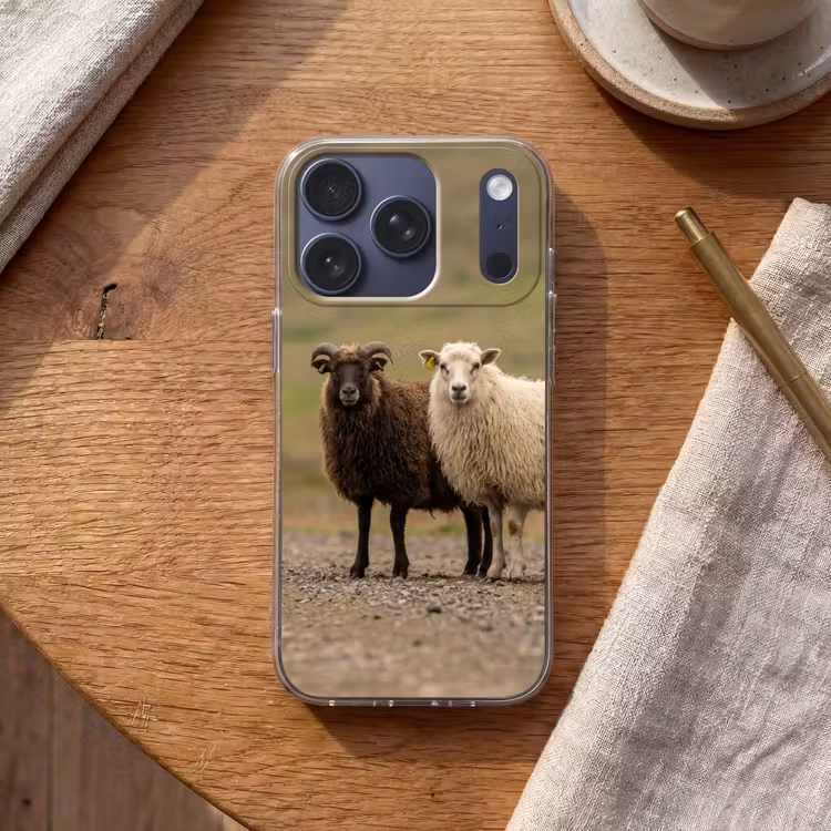 Schapen - Bruin - Wit - Grindpad Telefoonhoesje iPhone 17 Pro klein -sfeer1
