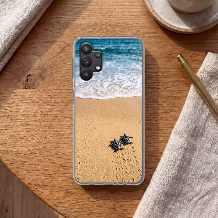 Schildpad - Jong - Strand - Oceaan - Blauw Telefoonhoesje Samsung Galaxy A32 5G klein -sfeer1