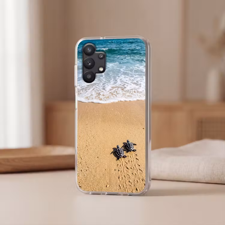 Schildpad - Jong - Strand - Oceaan - Blauw Telefoonhoesje Samsung Galaxy A32 5G klein -sfeer2