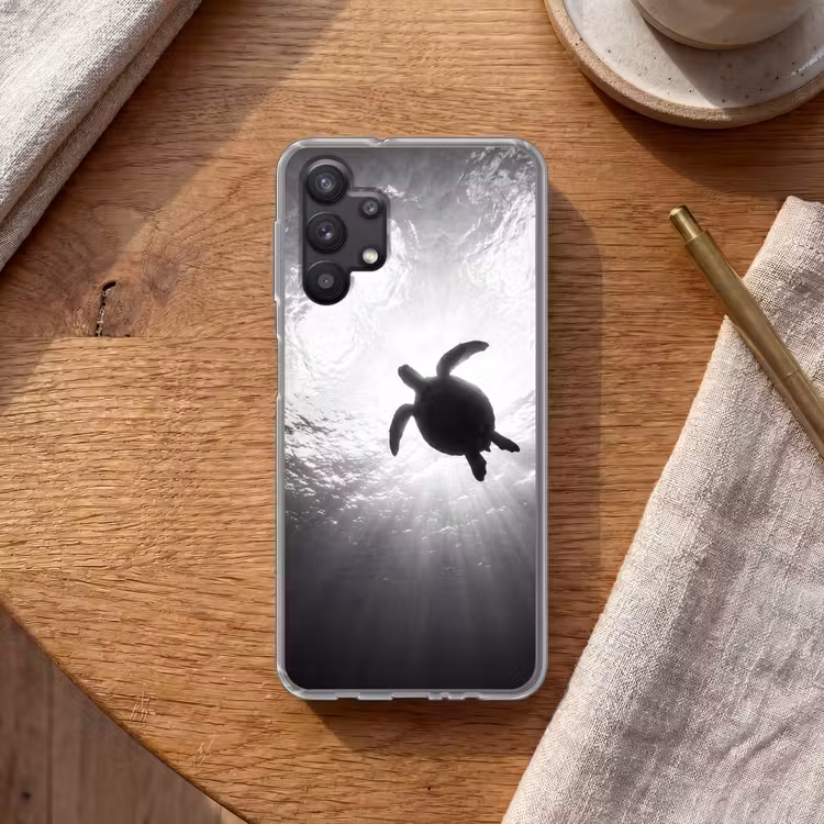 Schildpad - Onderwater - Lichtstralen - Oceaan - Zwart-wit Telefoonhoesje Samsung Galaxy A32 5G klein -sfeer1