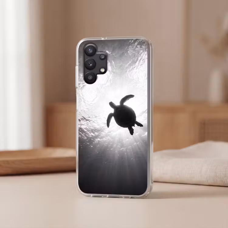 Schildpad - Onderwater - Lichtstralen - Oceaan - Zwart-wit Telefoonhoesje Samsung Galaxy A32 5G klein -sfeer2