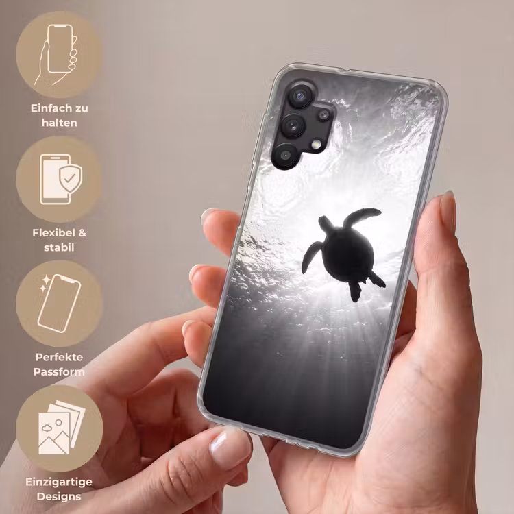 Schildpad - Onderwater - Lichtstralen - Oceaan - Zwart-wit Telefoonhoesje Samsung Galaxy A32 5G klein -sfeer3_DE