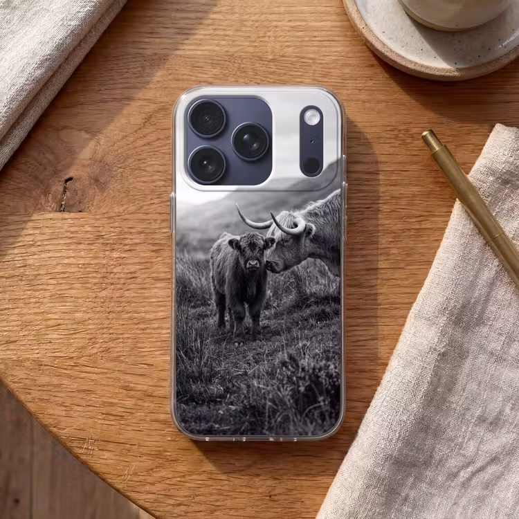 Schotse hooglander - Kalf - Zwart - Wit Telefoonhoesje iPhone 17 Pro klein -sfeer1