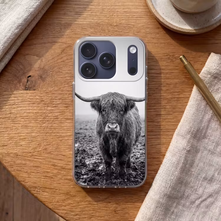 Schotse hooglander - Zwart - Wit - Gras Telefoonhoesje iPhone 17 Pro klein -sfeer1