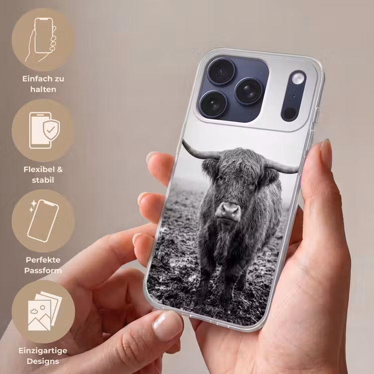Schotse hooglander - Zwart - Wit - Gras Telefoonhoesje iPhone 17 Pro klein -sfeer3_DE